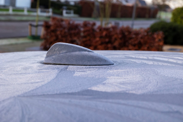 结冰的车顶和天线的肖像。冰覆盖了整个车顶。图片下载