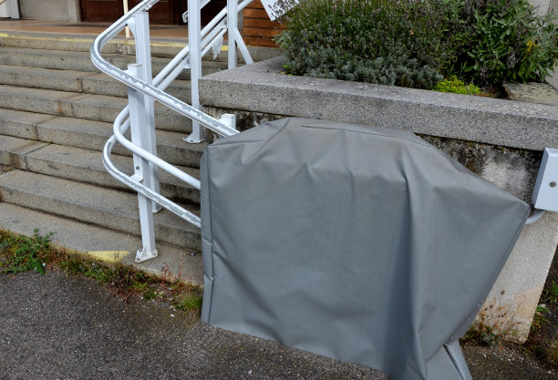 楼梯旁边是一个装有扶手的平台，方便无法越过楼梯障碍的轮椅使用者使用。电梯带他们上了一层楼图片下载