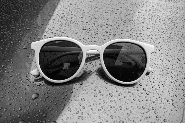 白色镜框太阳镜图片下载