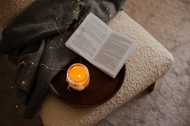 在卧室里用蜡烛和针织布看书图片下载