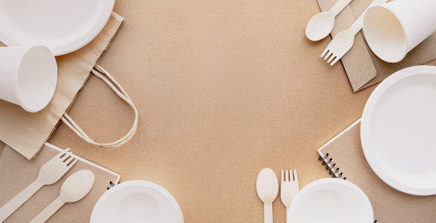 生态产品由竹木和纸制成，以棕色再生纸为背景。零浪费，环保理念。图片下载