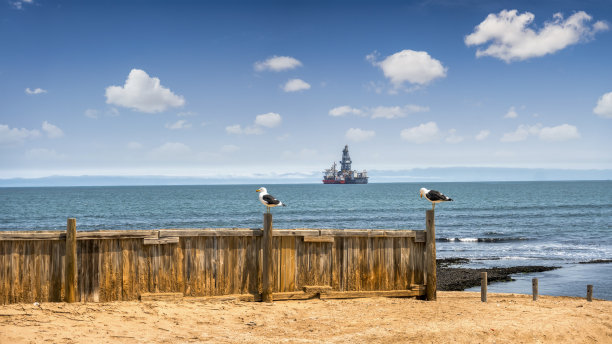 海洋中的石油钻井平台图片下载