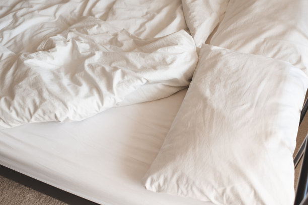 靠近白色床单图片下载