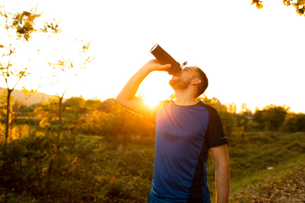 男子在锻炼后喝水图片下载