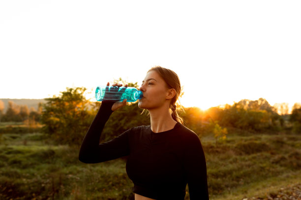 妇女在锻炼后喝水图片下载