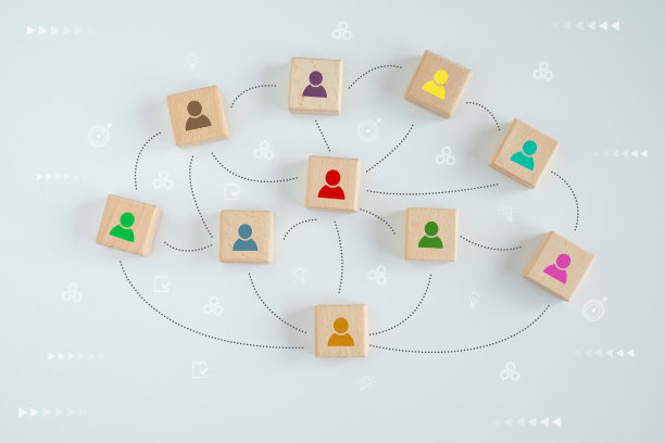 木块上的许多人的图标与线连接的符号，通过传播网络传播影响到人们。社会关系。协调。团队合作。建立一个强大的团队。图片下载