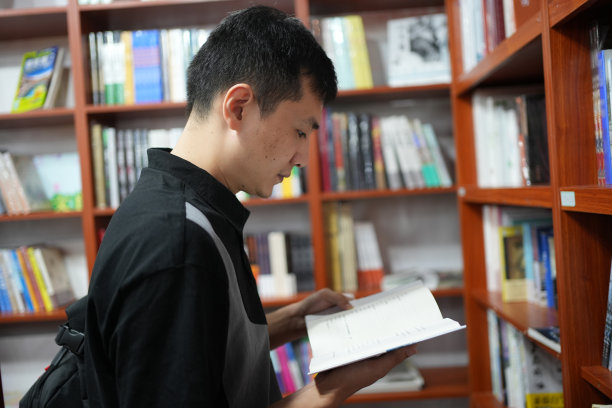 一个男孩正在读书以增加他的知识。图片下载