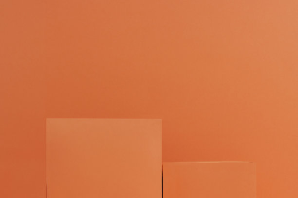 空两个方形裙台进行设计，产品以橙色为背景。图片下载