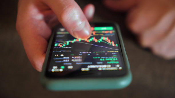 手拿着手机。智能手机的加密交易。特写镜头。Cryptocurrency交易。图片下载