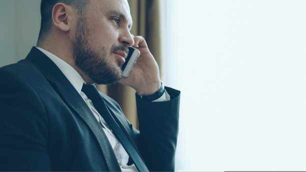 特写自信的商人在酒店房间或办公室的扶手椅上讲手机和写笔记的记事本。旅游，商务和人的概念图片下载