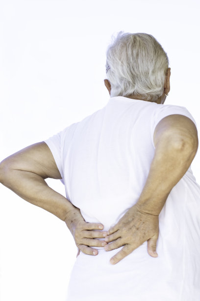 背痛的老年妇女图片下载