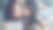 幸福的妈妈和小女孩躺在家里明亮的卧室里用智能手机摄像头自拍并接吻的特写。图片下载