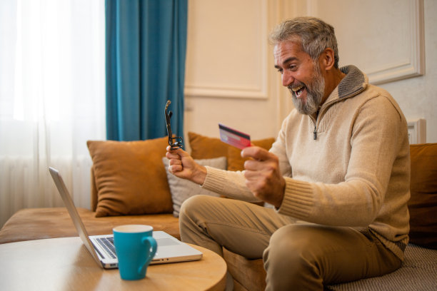 快乐的男人在网上购物图片下载