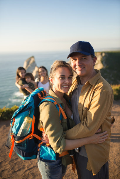 一对幸福的夫妇和孩子们的合影图片下载