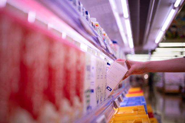 在超市里买牛奶的妇女图片下载