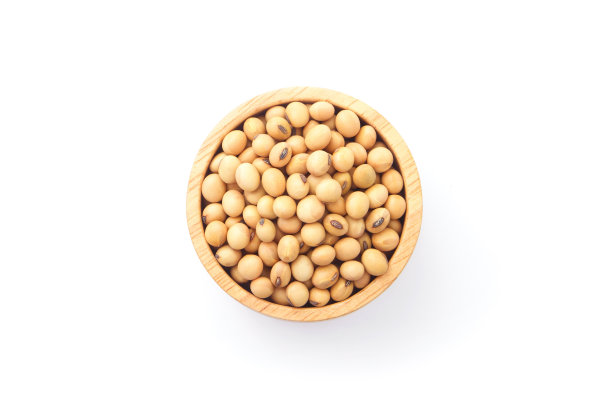 木碗里的大豆种子孤立在白色背景上。图片下载