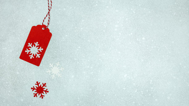 红色标签与雪花在节日的银色背景。圣诞贺卡。图片下载