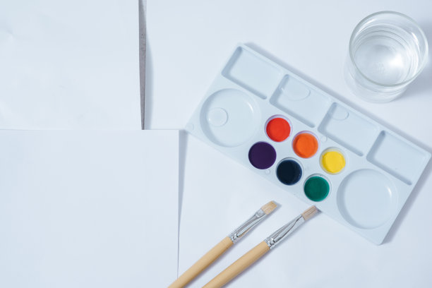 用于着色的画笔托盘和水彩。图片下载