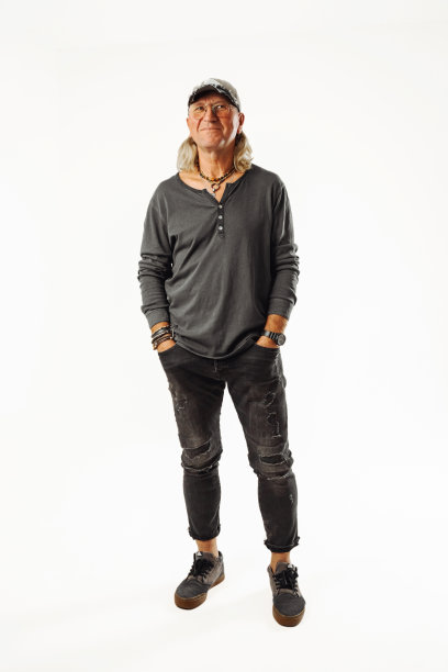 画像中快乐的成熟男子戴着眼镜和棒球帽，白色背景下快乐的脸微笑着。积极的人。图片下载