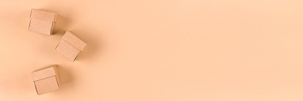 许多纸箱用于存储或运输浅棕色背景的复制空间，为您的演示文稿或网站。可持续包装的概念。横幅图片下载