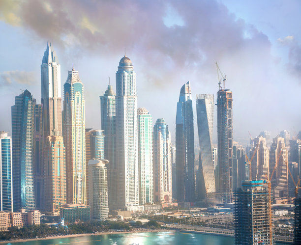 阿联酋迪拜码头住宅和办公摩天大楼日落景色图片下载