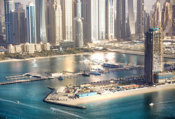 阿联酋迪拜码头住宅和办公摩天大楼日落景色图片下载