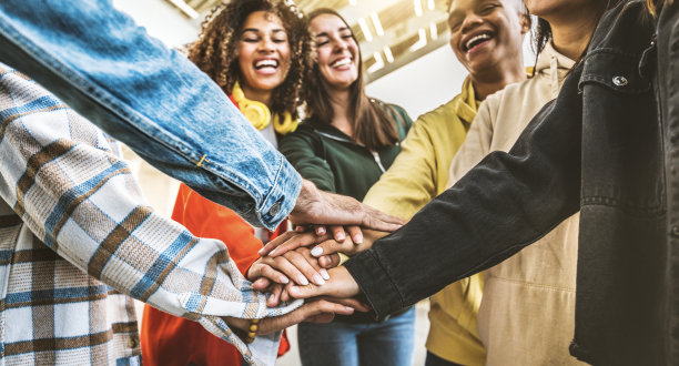 多种族快乐青年在外面牵手;多元朋友团结在志愿者社区;大学、关系、创意、青年和人力资源的概念图片下载