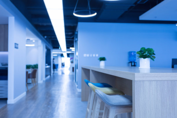 现代办公楼的空走廊。用作商业概念中的背景或背景图片下载