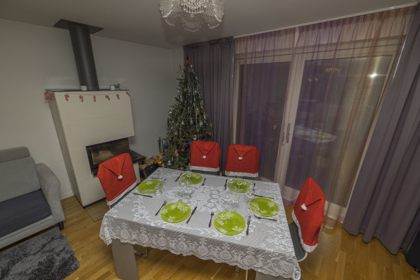 房间内部的美丽景色与圣诞装饰和餐桌。瑞典。图片下载