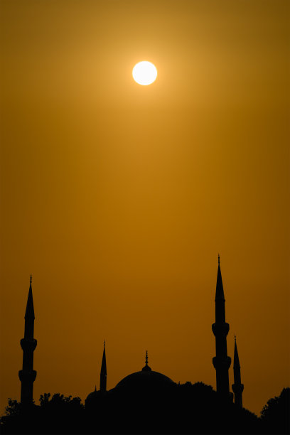轮廓伊斯兰清真寺与圆顶和两座塔的背景日出图片下载