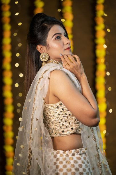 美丽的印度女孩的肖像穿着传统的印度民族套装，珠宝，衬衫和杜帕塔图片下载