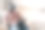 现代非洲裔美国人戴着vr眼镜在笔记本电脑上工作，与虚拟现实互动图片下载