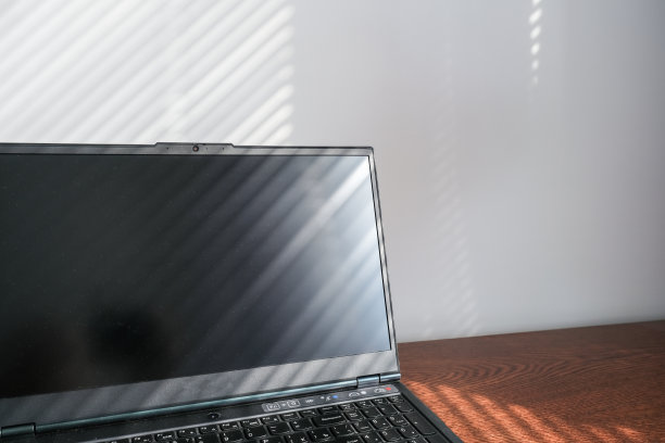 周末一大早在百叶窗阴影下关掉桌上的笔记本电脑，宁静的场景象征着休息，周六周日不用工作图片下载