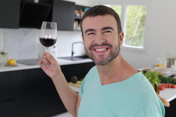 男人正在享用一杯葡萄酒图片下载