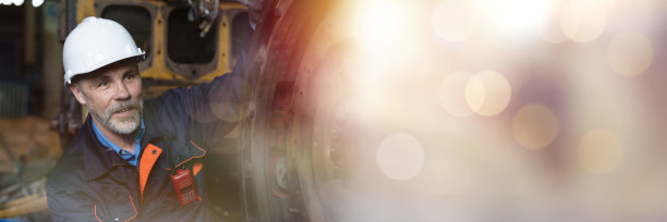 高级男工程师维修机械、工业机械制造厂机械。男技术员应戴安全帽、手套、制服在工厂工作。双重曝光和横幅封面图片下载