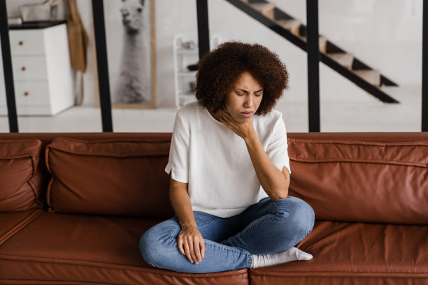 喉炎的最初症状是喉咙疼痛。生病的非裔美国女孩触摸喉咙感到疼痛。季节性疾病医学院学习。图片下载