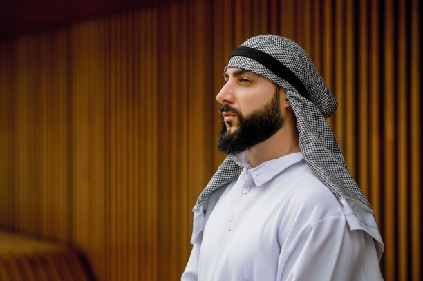 身着传统服装的中东青年男子图片下载