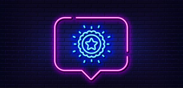 获胜者星星线性图标，奖章标志，霓虹灯对话气泡矢量图图片下载