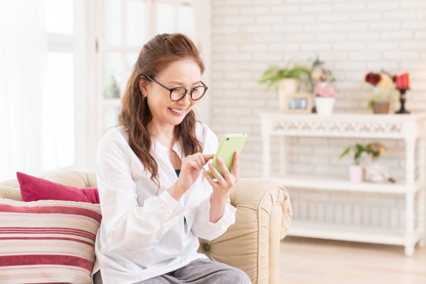 使用智能手机的老年妇女图片下载