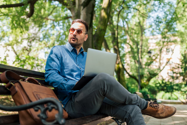 惊讶的企业家或商人，把目光从笔记本电脑上移开，停止了工作。图片下载