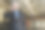 一名商人在一家旧工厂检查现场维修工作，为火车排练做准备。与客户或员工通电话图片下载