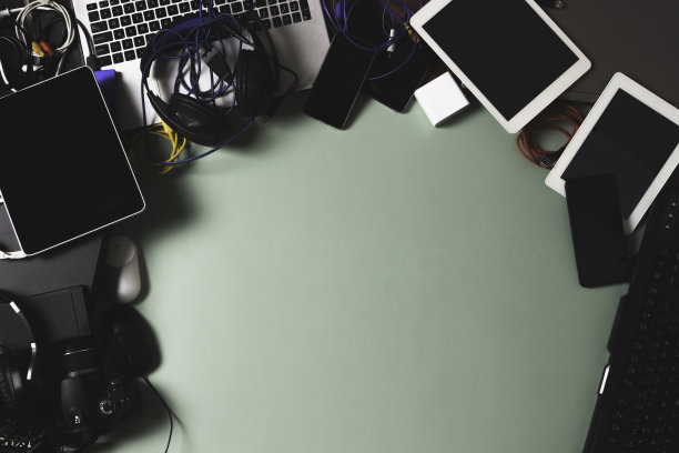 俯视图的旧笔记本电脑，数字平板电脑，移动电话，许多使用过的电子设备设备的绿色背景。计划报废，电子垃圾回收再利用的概念图片下载