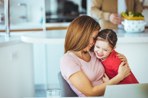 微笑的母亲和孩子玩得很开心图片下载