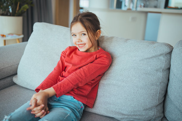 漂亮的小女孩画像在家里图片下载