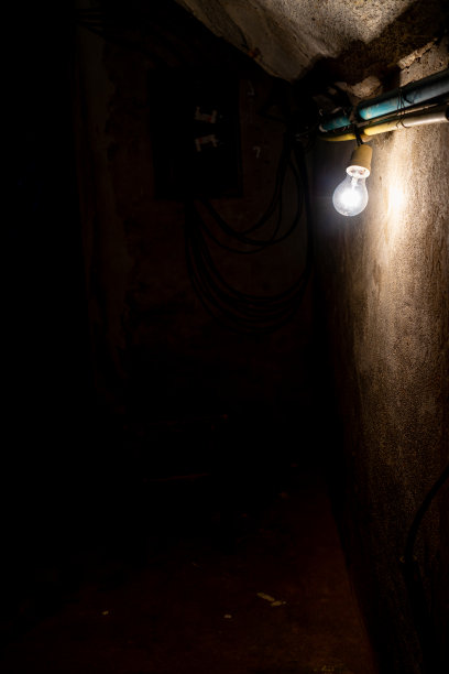 山洞里墙上的灯泡图片下载