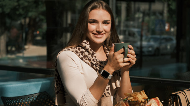喝茶的女孩微笑着看着镜头图片下载