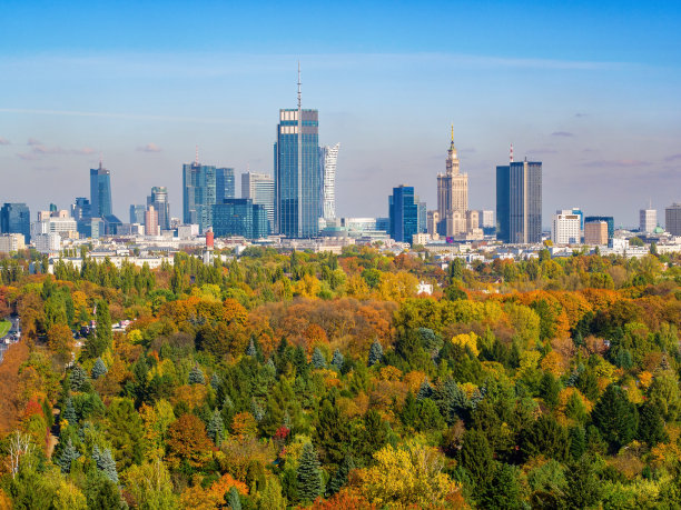 华沙的秋天，五彩缤纷的森林和市中心的空中风景图片下载