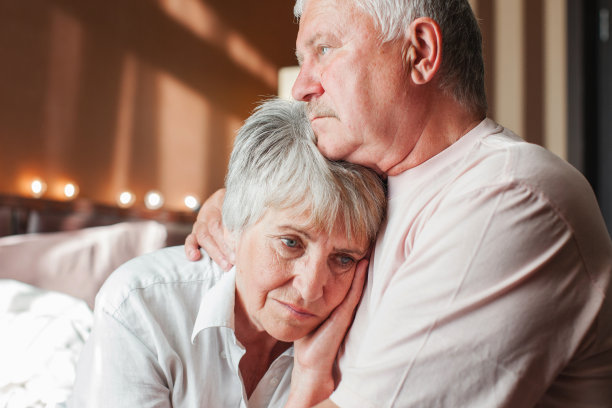 忧心忡忡的老年妇女拥抱不安的老人图片下载