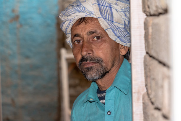 可怜的村民站在在建的楼房里图片下载