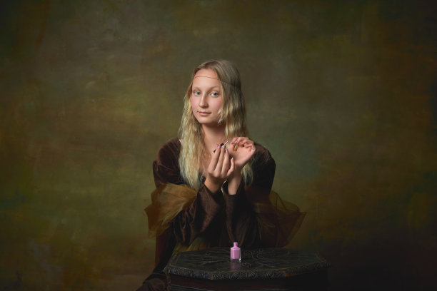 美丽的一天。画像的年轻女孩作为蒙娜丽莎的照片摆姿势在黑暗的复古背景。复古风格，艺术，时尚，比较时代的概念。图片下载